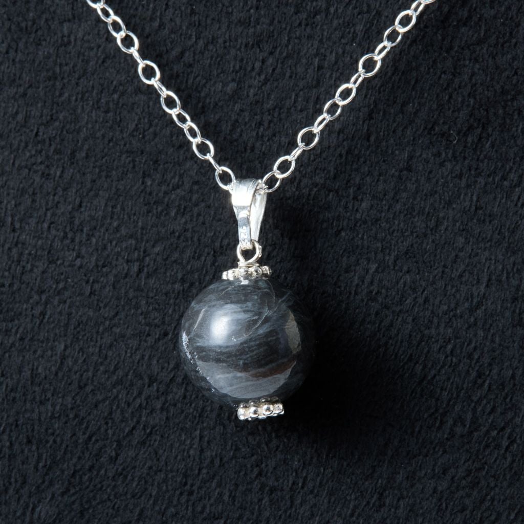 12mm玉・惑星の様な漆黒】（高品質黒色ヒスイ）糸魚川天然翡翠シルバー