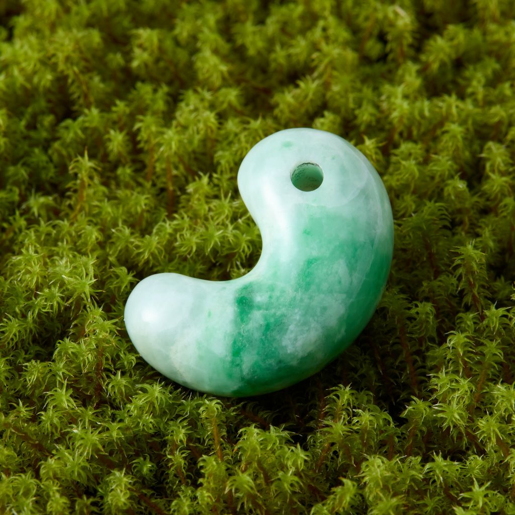 プレミアム・若草色・艶美麗】（プレミアム濃緑色ヒスイ）糸魚川天然