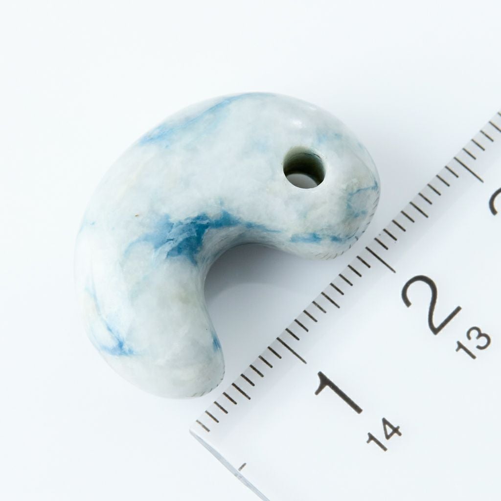 浮き出る青色・艶良し】（高品質青色ヒスイ）糸魚川天然翡翠勾玉