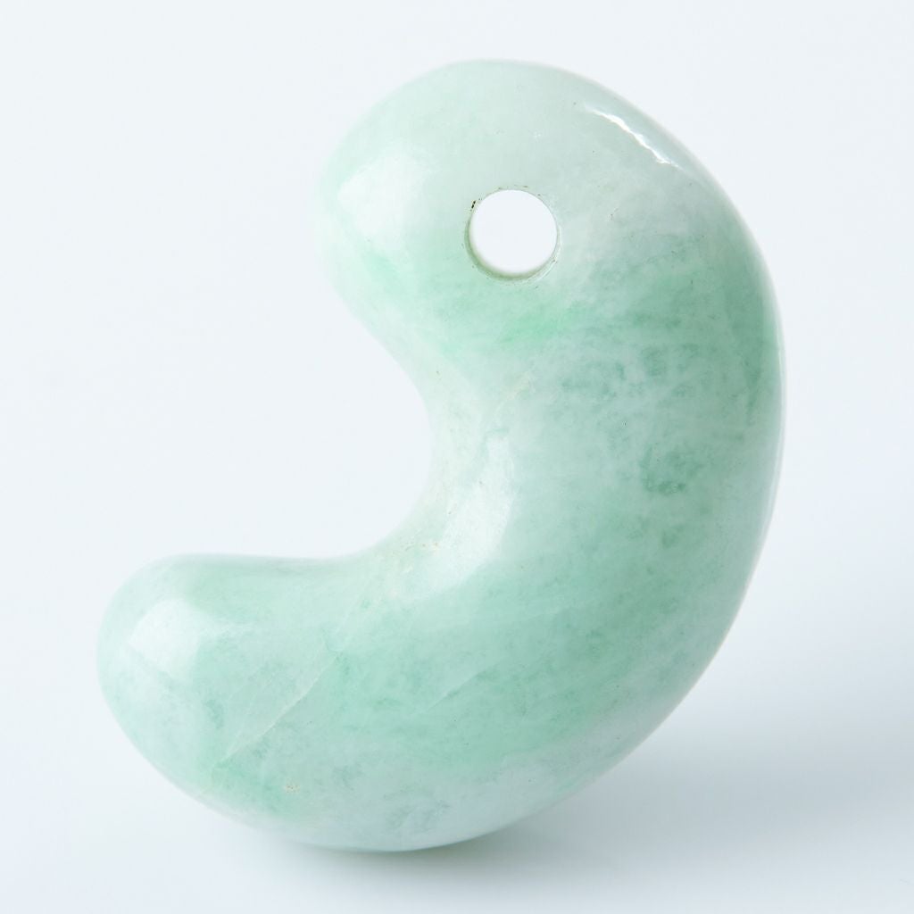 糸魚川翡翠 出雲型勾玉 薄緑 高品質 ネックレス 勾玉／淡緑色ヒスイ | 糸魚川翡翠工房こたき