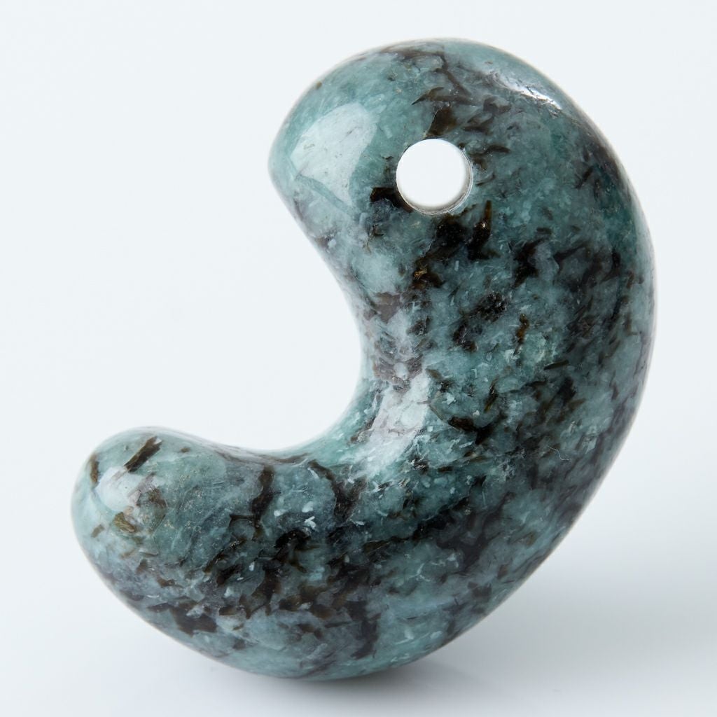 勾玉／濃緑色・緑色ヒスイ | 糸魚川翡翠工房こたき