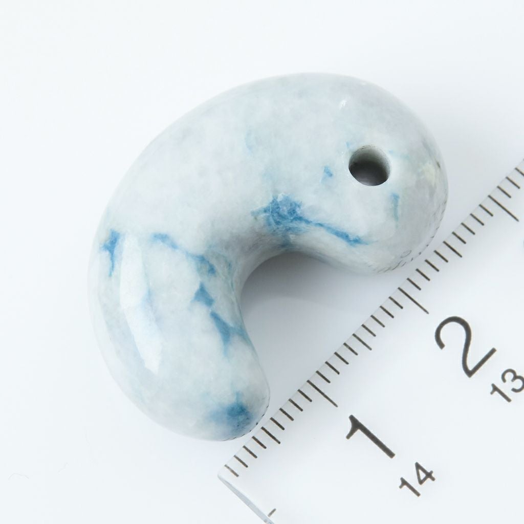 グレー×青灰色・艶良し】（高品質青色ヒスイ）糸魚川天然翡翠勾玉