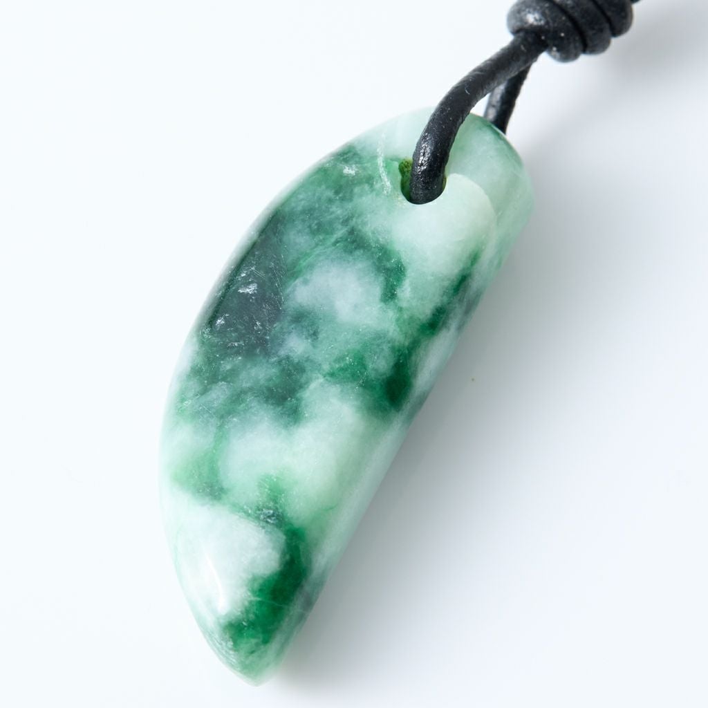 翡翠ペンダント