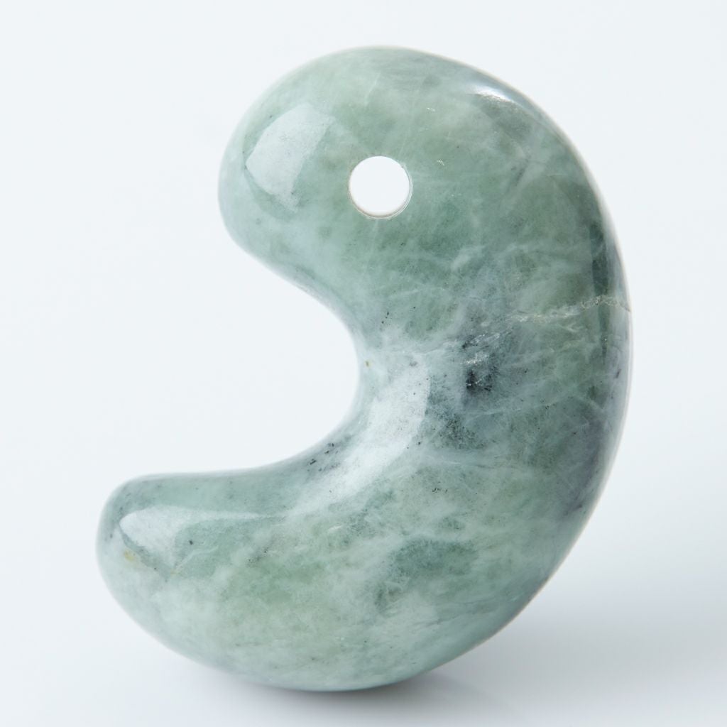 糸魚川産 黄緑灰色 翡翠勾玉 灰緑色・艶美麗】（高品質灰色ヒスイ）糸魚川天然翡翠勾玉 | 糸魚川