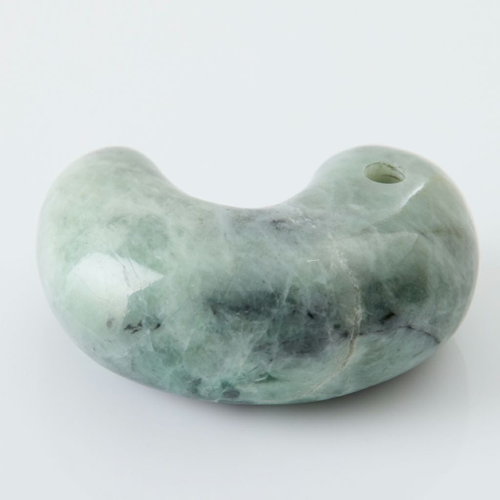 灰緑色・艶美麗】（高品質灰色ヒスイ）糸魚川天然翡翠勾玉 | 糸魚川