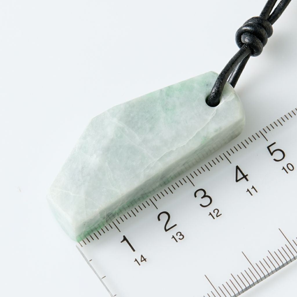 すぐ使えるヒモ付・大型】（高品質淡緑色ヒスイ）糸魚川天然翡翠