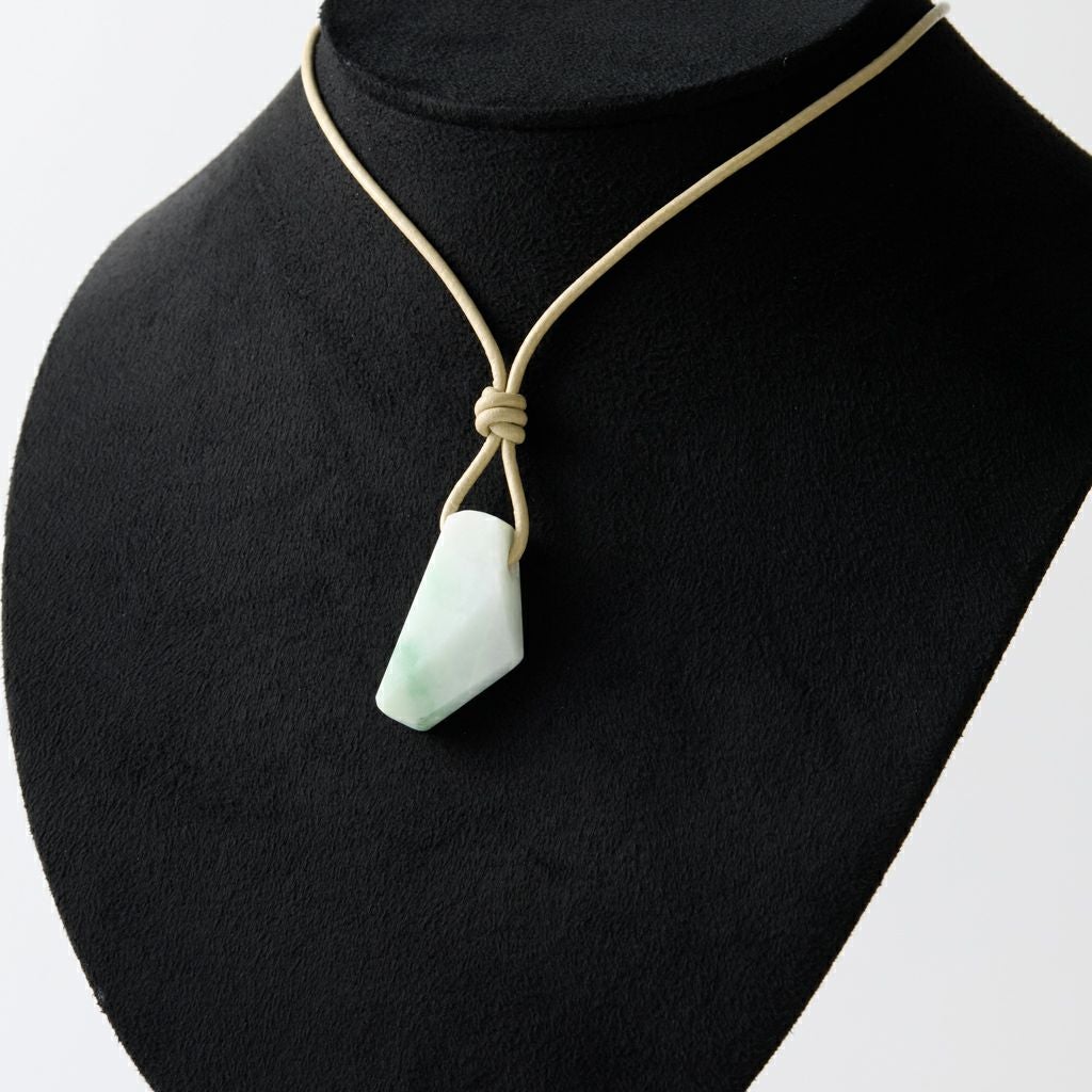 翡翠ペンダント