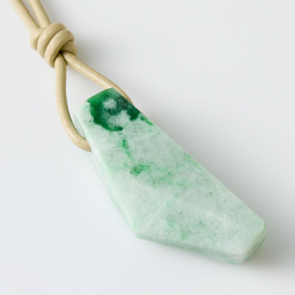 翡翠ペンダント