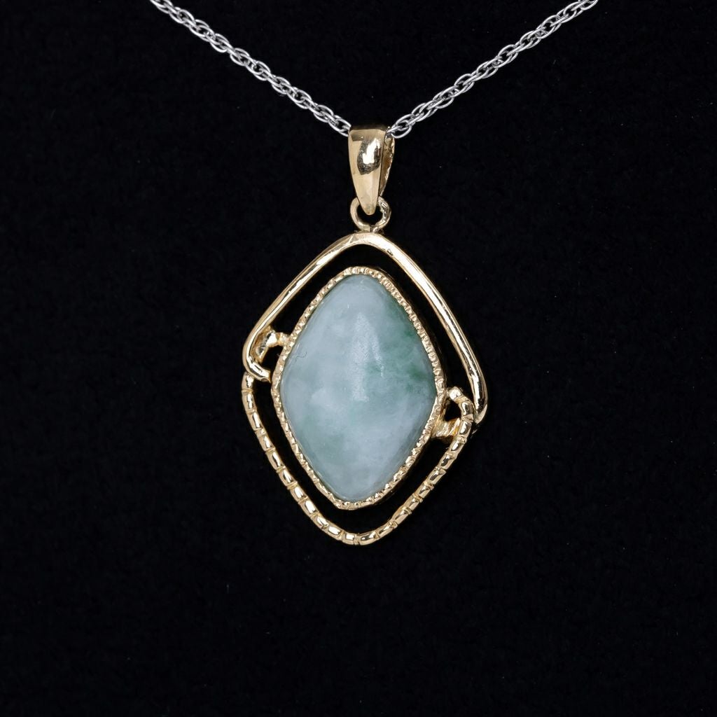 翡翠ペンダント