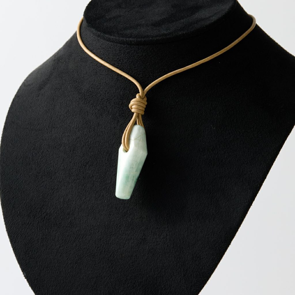 翡翠ペンダント