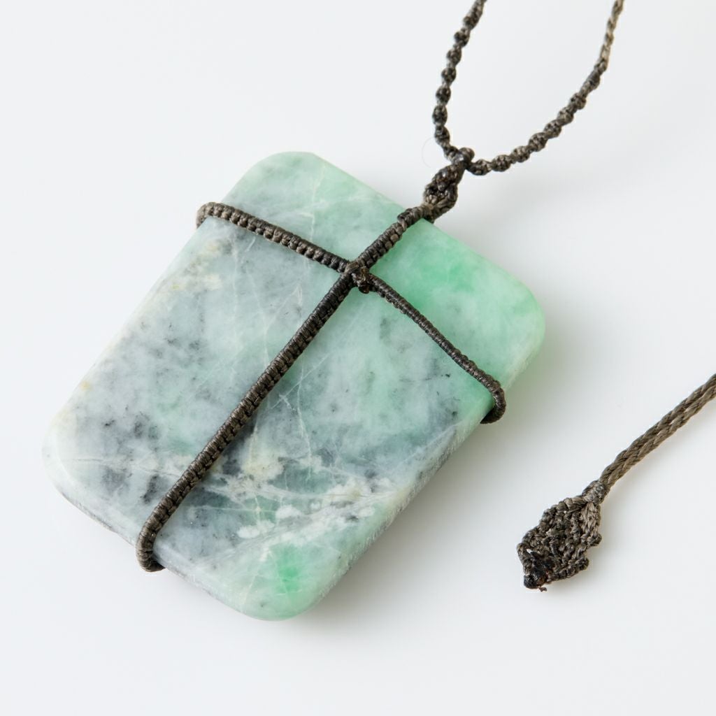 翡翠ペンダント