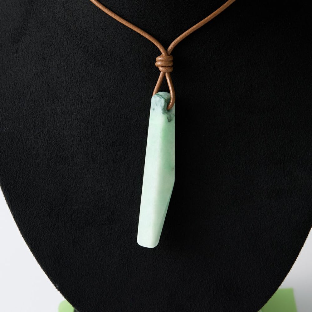 翡翠ペンダント