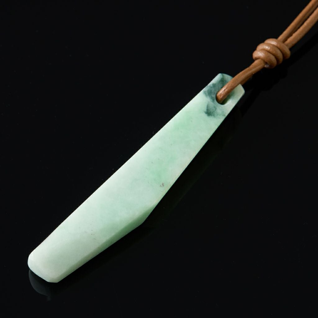 すぐ使えるヒモ付・艶やかな緑色】（高品質濃緑色ヒスイ）糸魚川天然
