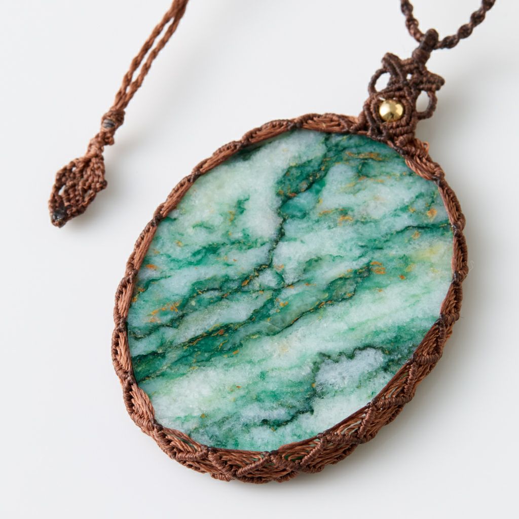 翡翠ペンダント