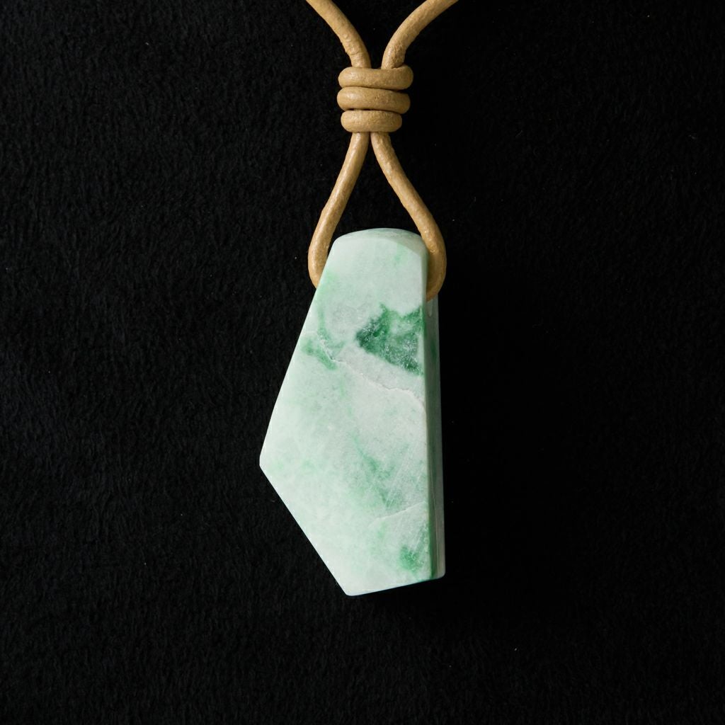 翡翠ペンダント