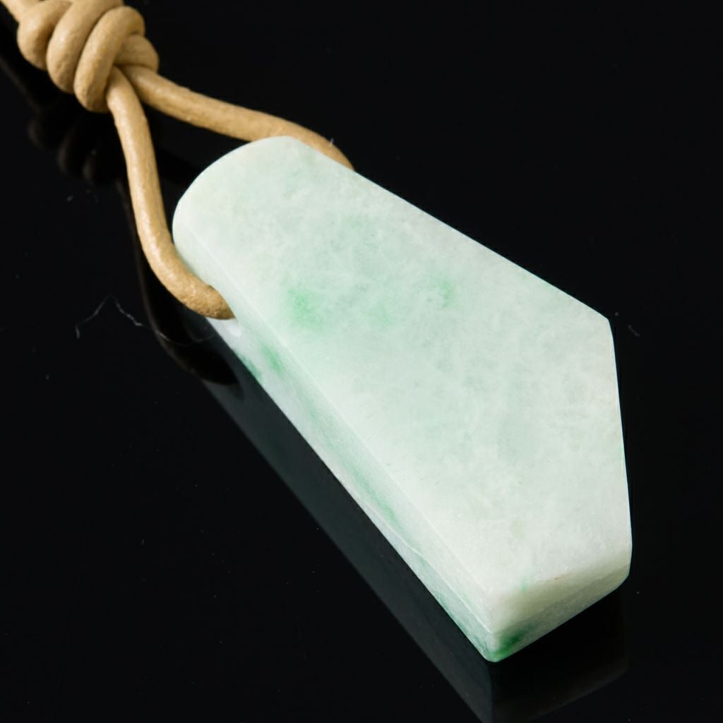 翡翠ペンダント