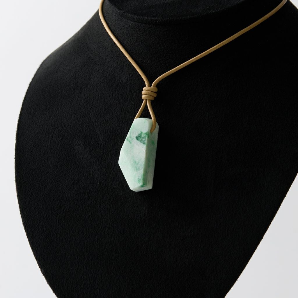 翡翠ペンダント