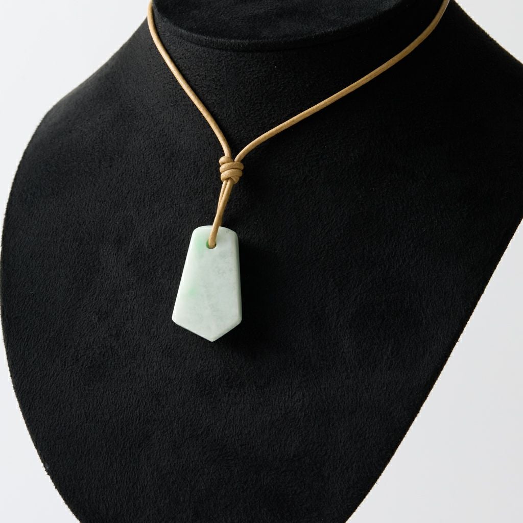 翡翠ペンダント