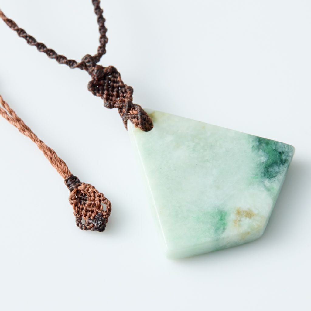 翡翠ペンダント