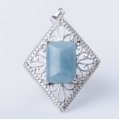 翡翠ペンダント