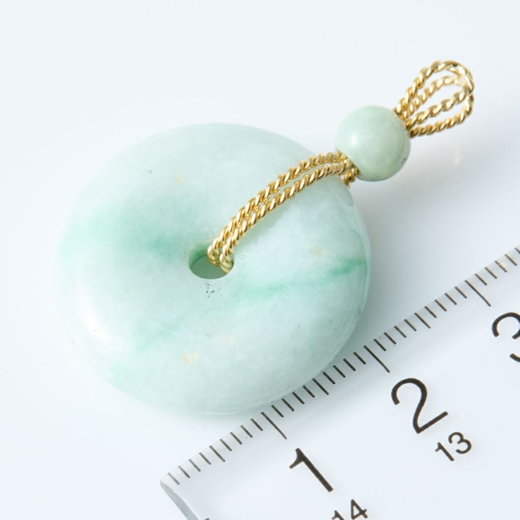 淡いグリーンカラーの天然翡翠（ジェダイト）とゴールドの金具をヒンジ付き K18・明るい淡緑色・艶美麗】（高品質淡緑色ヒスイ）糸魚川天然翡翠