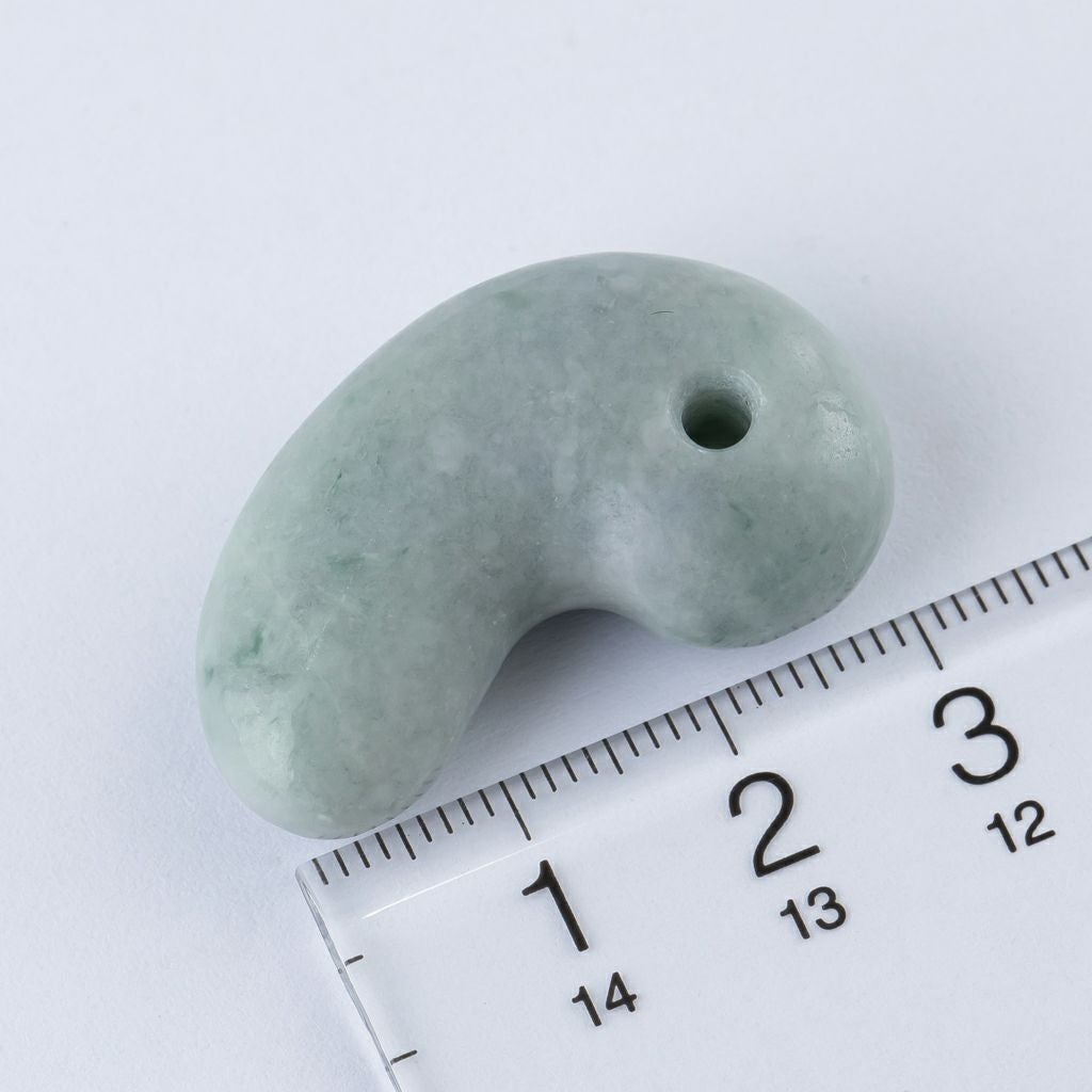灰緑色・艶良し】（高品質灰色ヒスイ）糸魚川天然翡翠勾玉 | 糸魚川