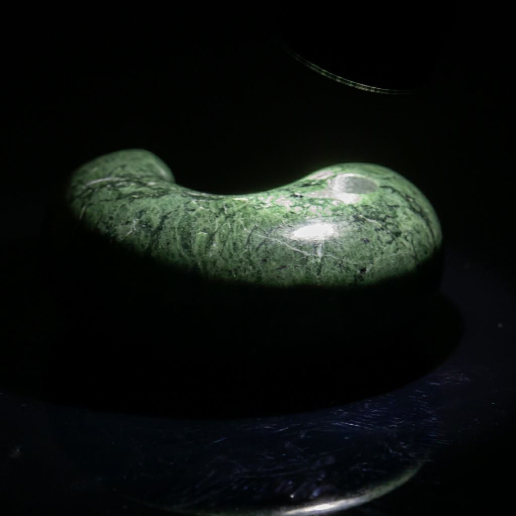 濃緑色・艶良し】（高品質濃緑色ヒスイ）糸魚川天然翡翠勾玉 | 糸魚川